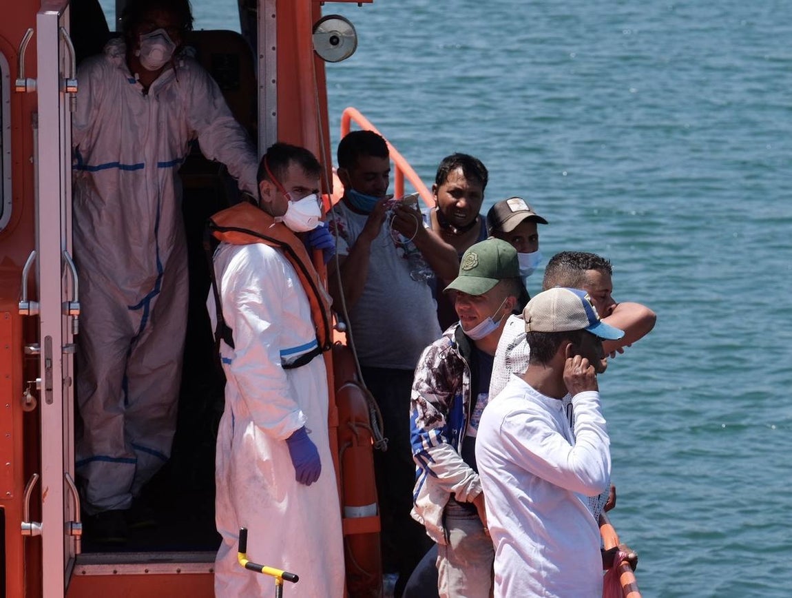 FOTOS: Remolcan una patera a Puerto América, en Cádiz