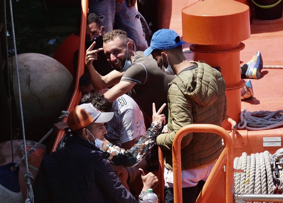 FOTOS: Remolcan una patera a Puerto América, en Cádiz