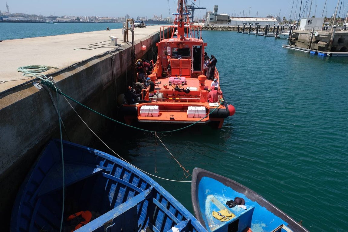 FOTOS: Remolcan una patera a Puerto América, en Cádiz