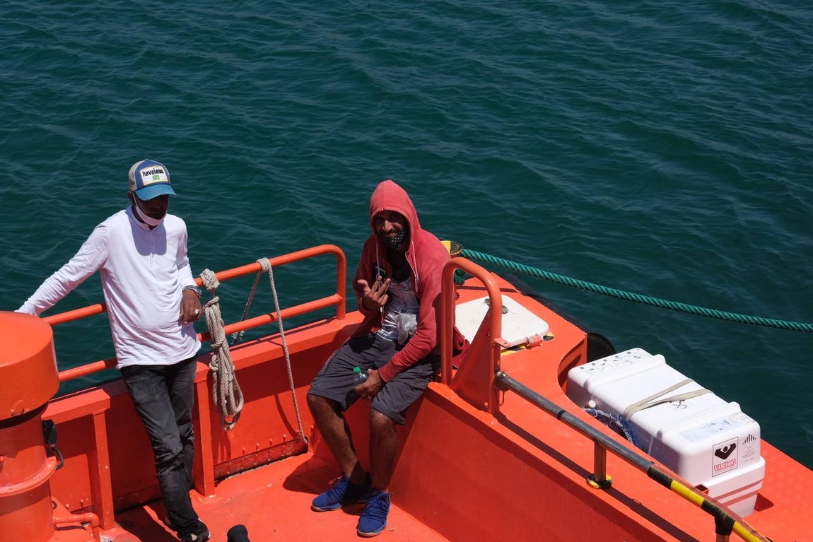 FOTOS: Remolcan una patera a Puerto América, en Cádiz