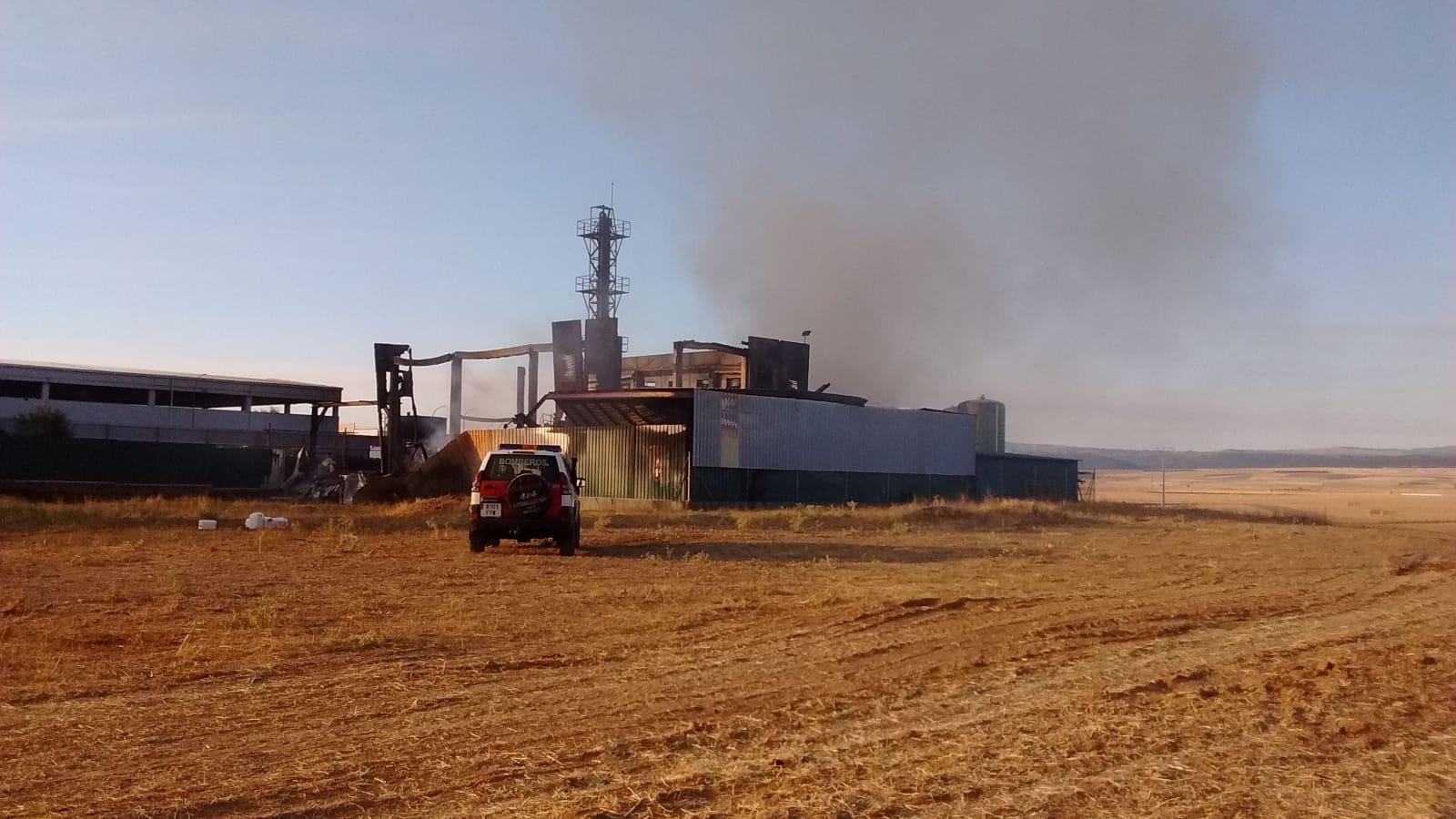 Un amplio dispositivo de emergencias trabaja en la extinción. 