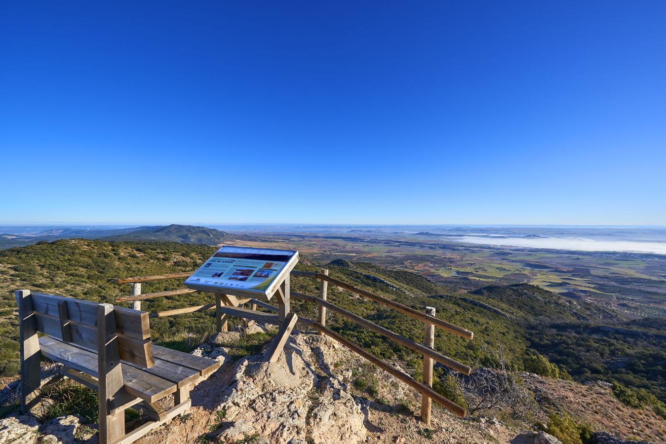 Sierra de Altomira, entre Guadalajara y Cuenca. Un paraje poco conocido, entre Cuenca y Guadalajara, con muchos puntos para disfrutar de una escapada: el embalse de Bolarque, punto de confluencia de los ríos Guadiela y Tajo, o el Yacimiento La Cava, con cuevas eremíticas excavadas en la roca y marcadas con cruces e inscripciones visigodas