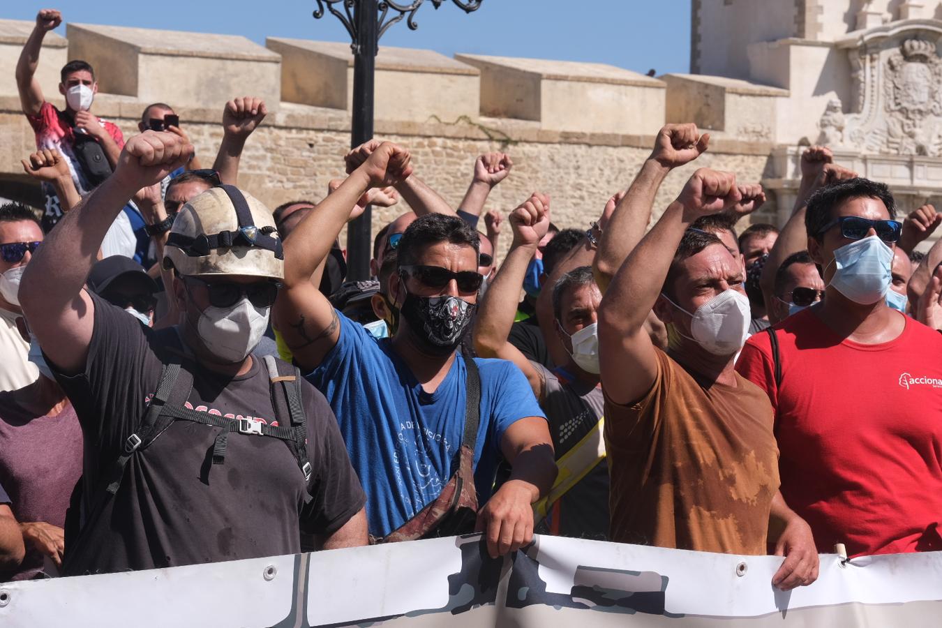 FOTOS: Los Astilleros de la Bahía de Cádiz salen a la calle a pedir auxilio