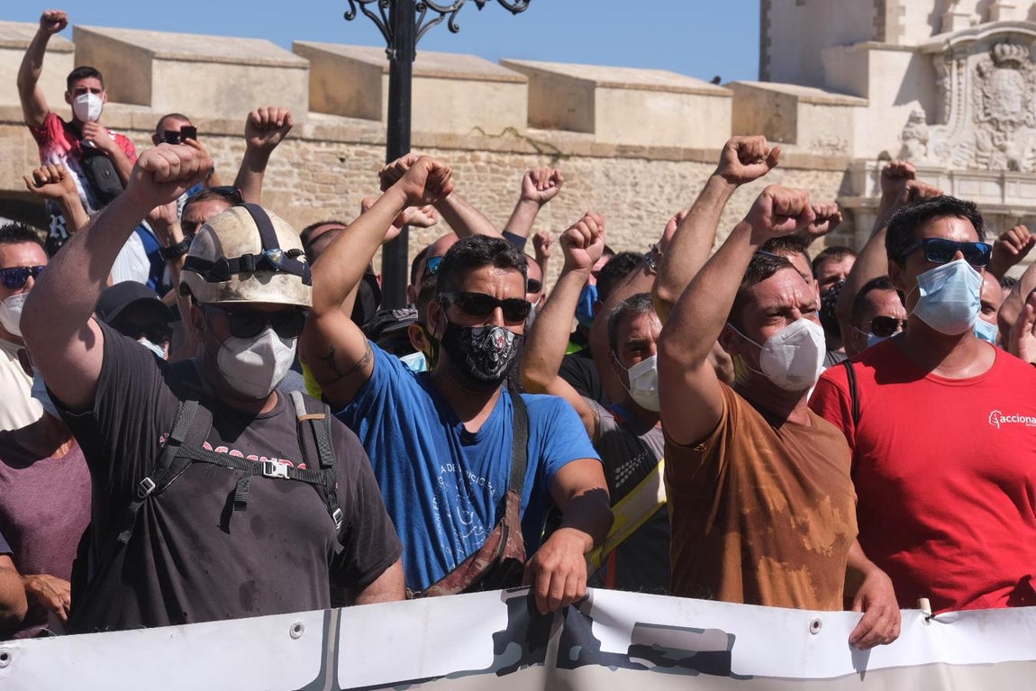 FOTOS: Los Astilleros de la Bahía de Cádiz salen a la calle a pedir auxilio