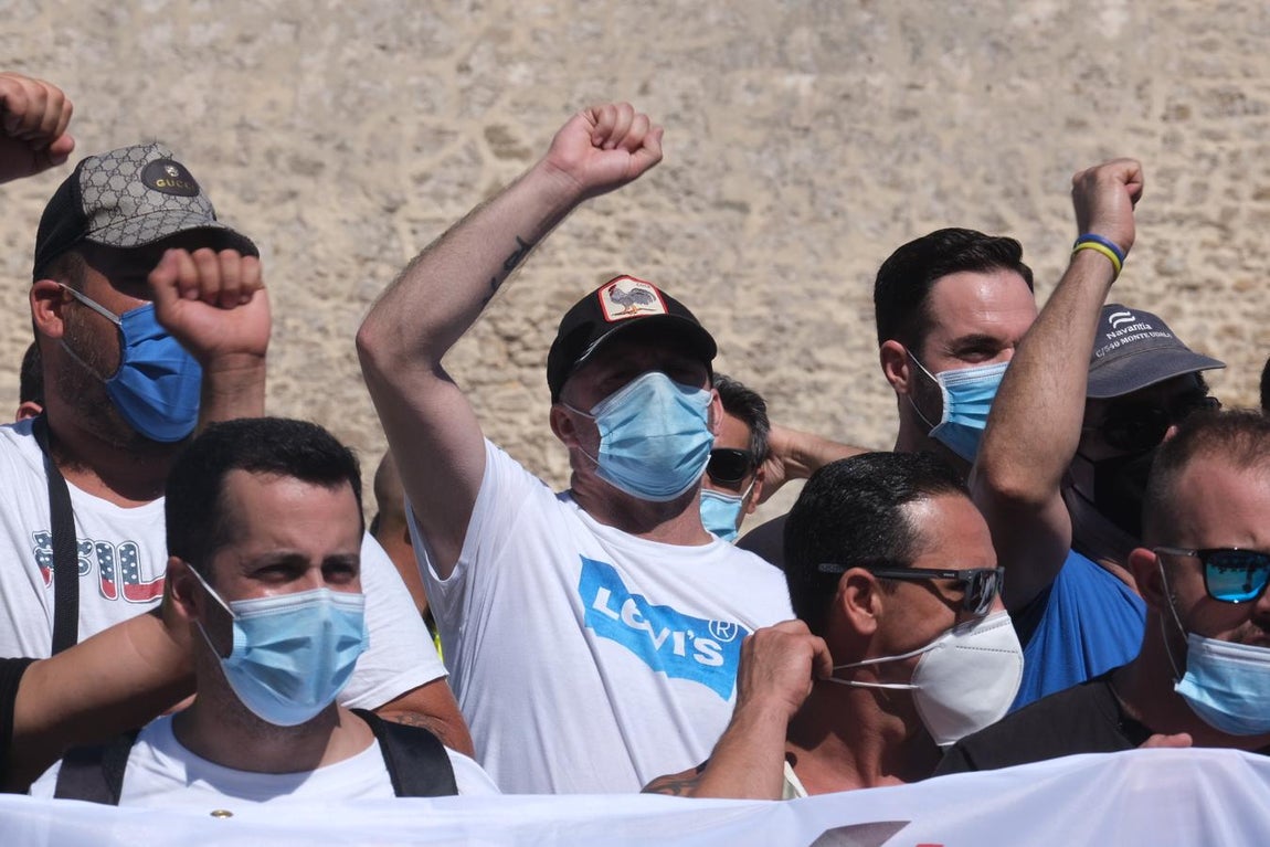 FOTOS: Los Astilleros de la Bahía de Cádiz salen a la calle a pedir auxilio