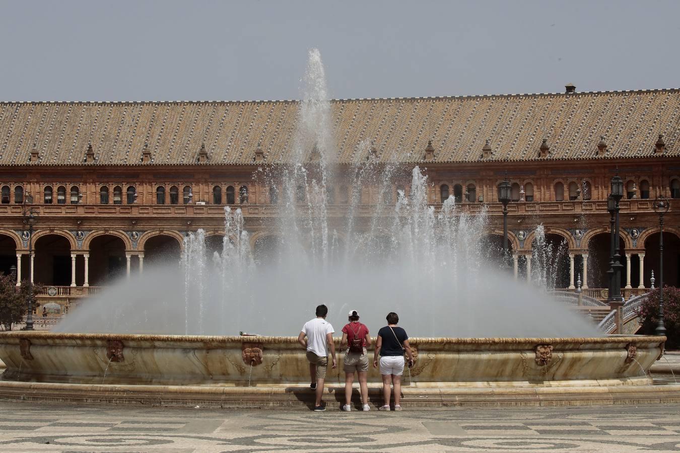 El calor azota las calles de Sevilla