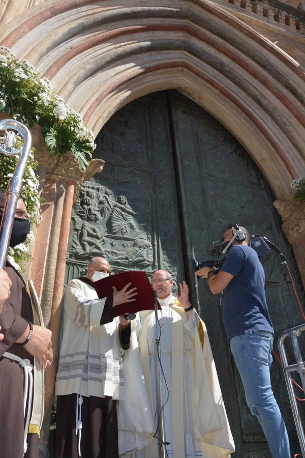 El arzobispo de Toledo abre la Puerta Santa de Guadalupe, en imágenes