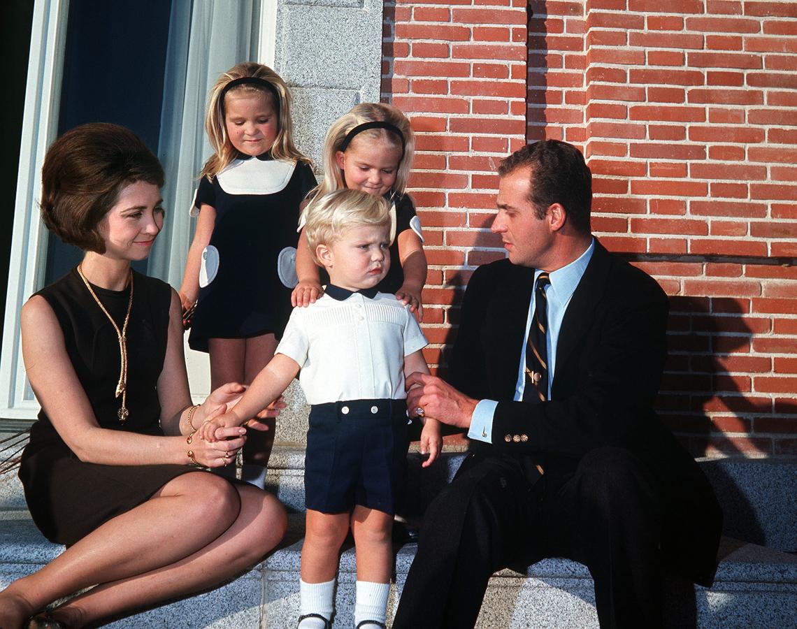 Los Reyes Don Juan Carlos y Doña Sofía, por entonces Príncipes de España, posan junto a sus hijos en el Palacio de Zarzuela, con motivo de las Navidades de 1969. 