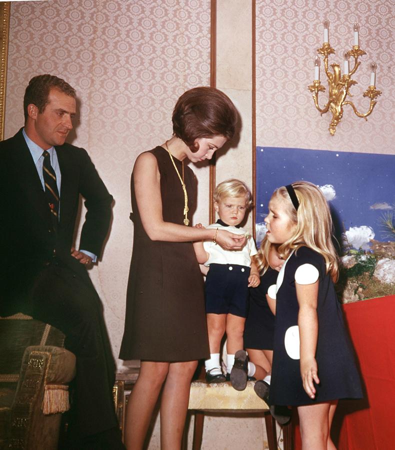 Los Reyes Don Juan Carlos y Doña Sofía, por entonces Príncipes, posan junto a sus hijos en el Palacio de Zarzuela, con motivo de las Navidades de 1969. 