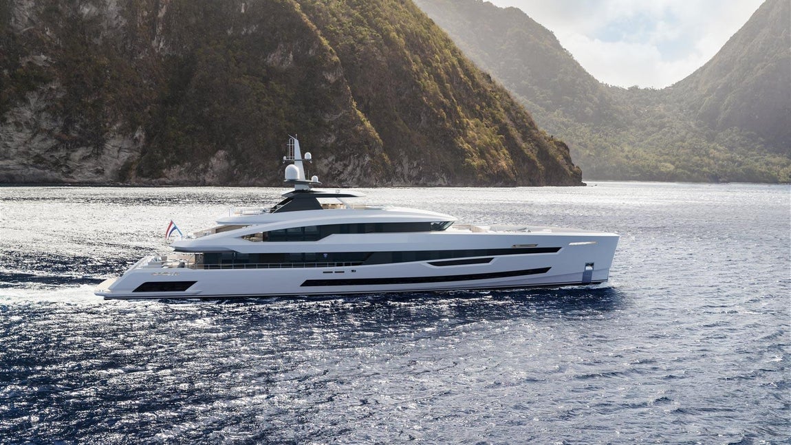 Práctico y elegante. Su diseño vanguardista aúna a la perfección la practicidad con la elegancia gracias a su casco de aluminio, juegos de vidrio y formas aerodinámicas.