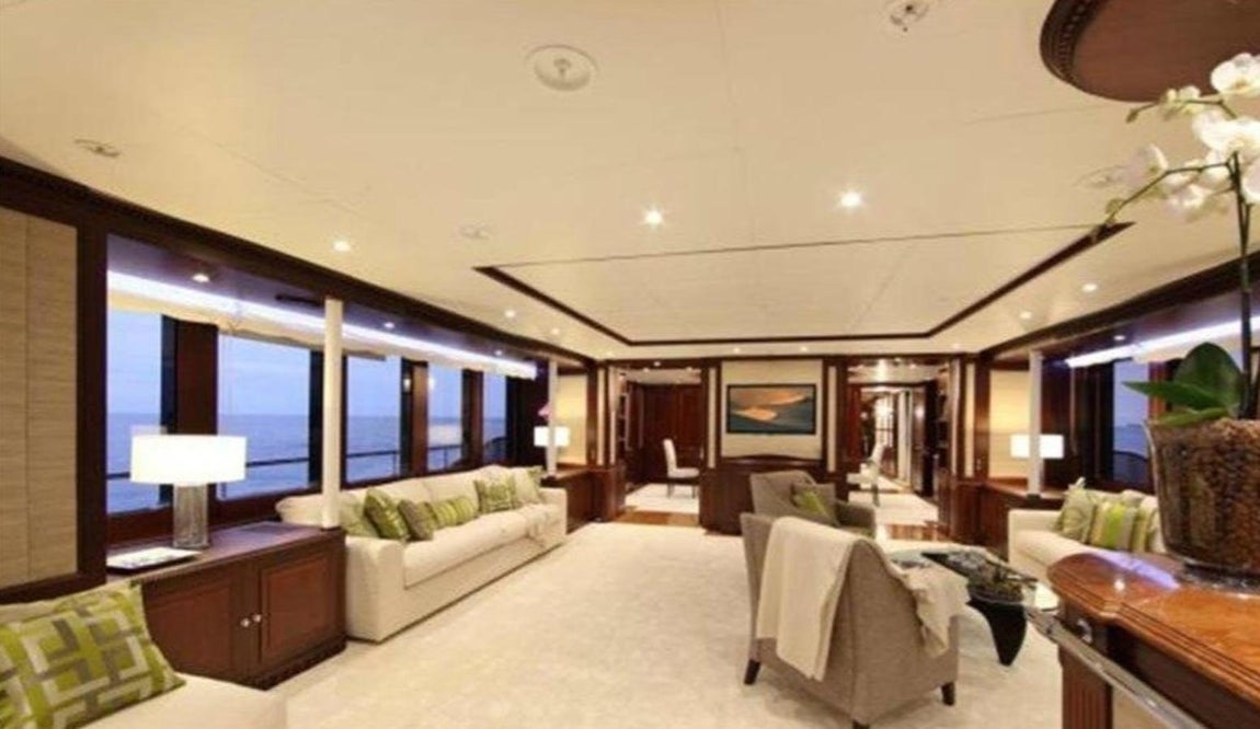 Espacios abiertos. El interior posee un diseño más clásico en madera de roble y espacios abiertos con grandes ventanales donde la luz juega un papel clave.