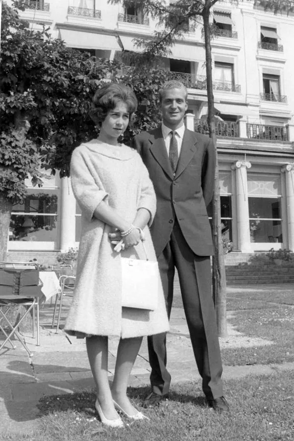 Los Reyes Juan Carlos y Sofía se comprometieron el 11 de septiembre de 1961 después de conocerse en agosto de 1954 a bordo del Agamenón tras un encuentro concertado por la madre de Doña Sofía. Apenas tenían 16 y 15 años respectivamente.. 
