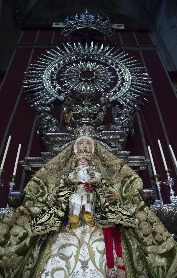 Altar de novena de la Virgen de los Reyes