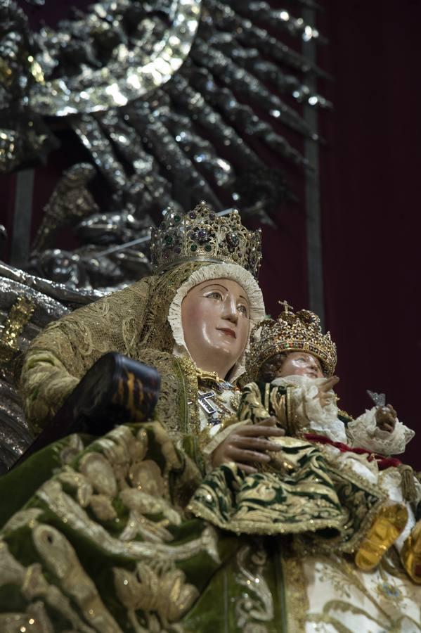 Altar de novena de la Virgen de los Reyes