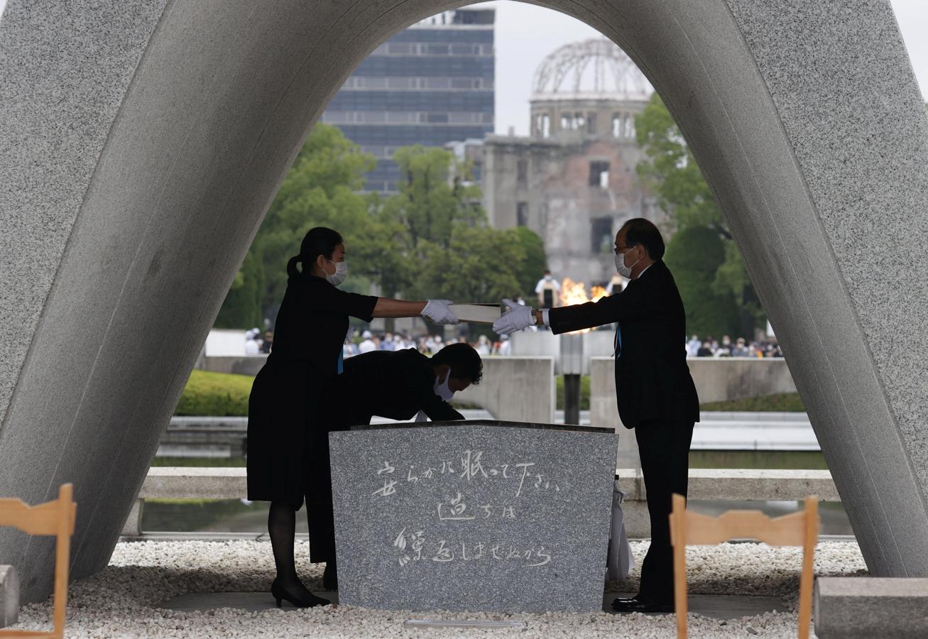 Una representante de las familias de las personas fallecidas en el bombardeo entrega al alcalde de Hiroshima un libro con los nombres de las víctimas. 