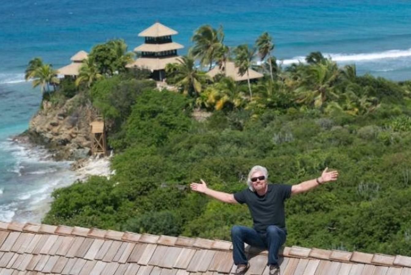 Richard Branson. El magnate de negocios Richard Branson es el dueño de Necker Island, un paraíso vacacional donde a veces vive y otras, en cambio, alquila a grandes ‘celebrities’. Lo mejor de todo es que Richard Branson no solo tiene esta isla, sino que cuenta con otra llamada Makepeace, una isla igualmente pintoresca ubicada en la lujosa costa de Australia.