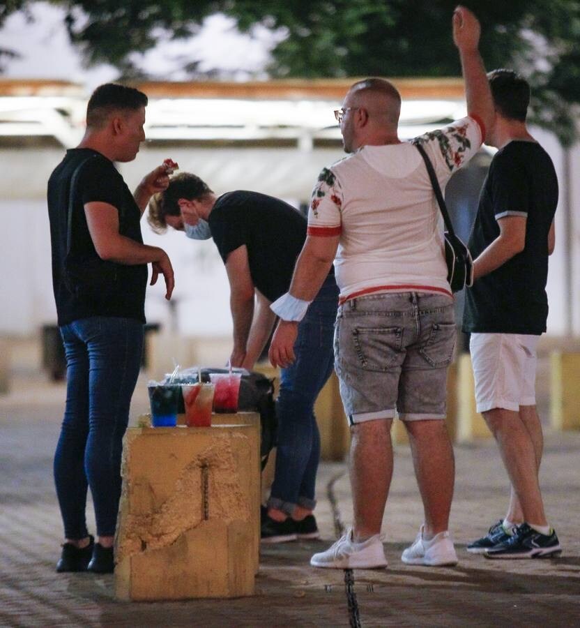El botellón de Sevilla se reduce por la presión policial, los rebrotes de coronavirus y agosto