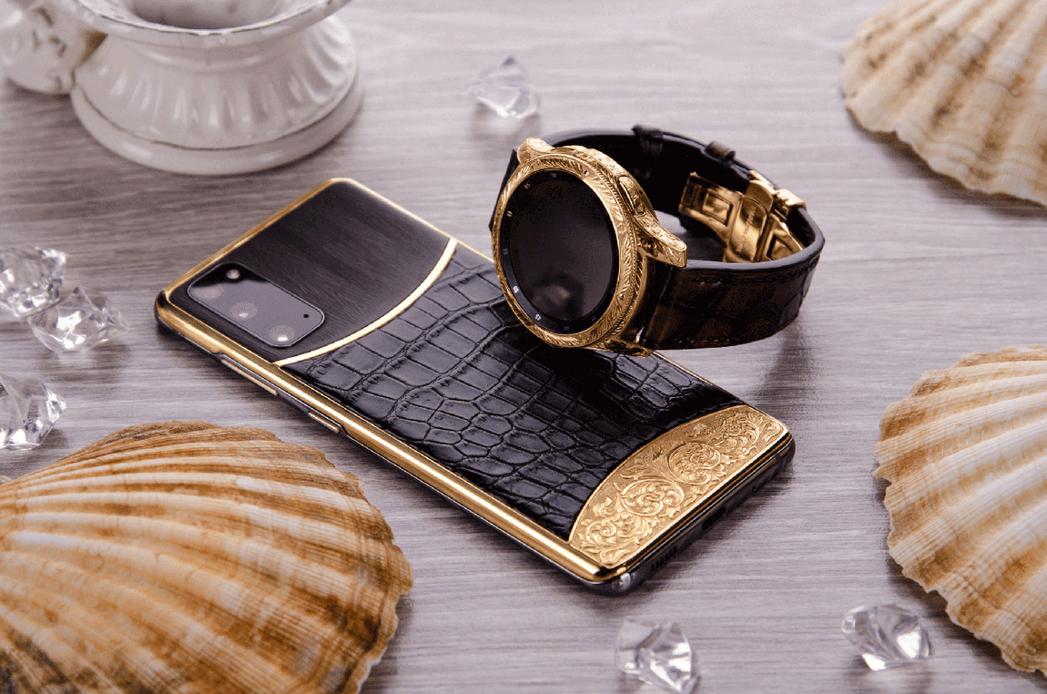 24ct gold Samsung Galaxy S20 Unique Edition. Para los amantes del lujo es este Samsung Galaxy S20, un modelo que ofrecen en Stuart Hughes y que está adornado con oro de 24 quilates y una incrustación de cuero de carbono y cocodrilo. Destaca el grabado en oro de la parte inferior. Este modelo, que cuenta con 512 GB de capacidad, viene acompañado por una caja de madera única y un certificado de autenticidad. También está disponible en oro rosa de 18 quilates y platino. Su precio es de 8.845 euros.