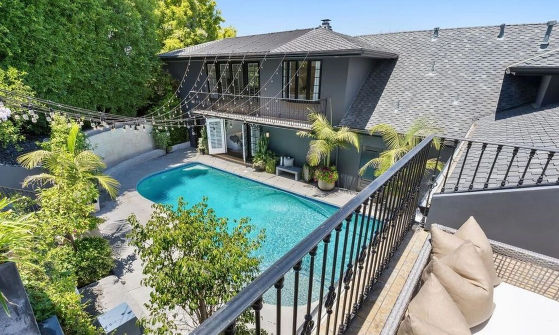 Así es la propiedad que vende Calvin Harris. La zona exterior es pura maravilla. Cuenta con una piscina rodeada de plantas a la que se asoman diferentes terrazas y de la que cuelgan tiras de luces que le dan un toque de lo más romántico cuando cae la noche.