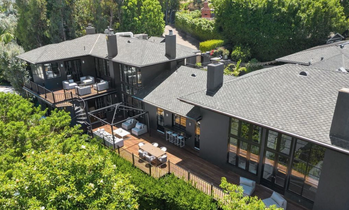 Así es la propiedad que vende Calvin Harris. Situada en la discreta y tranquila Hollywood Hills, en una ladera con espectaculares vistas, la vivienda cuenta con más de 557 metros cuadrados.