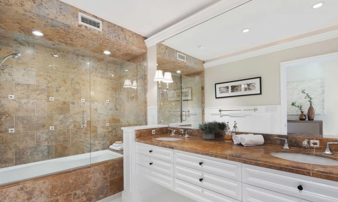 Así es la propiedad que vende Calvin Harris. La vivienda dispone de cuatro dormitorios, cuatro cuartos de baño completos y dos aseos, así como un relajante jardín con piscina y zona de solárium.