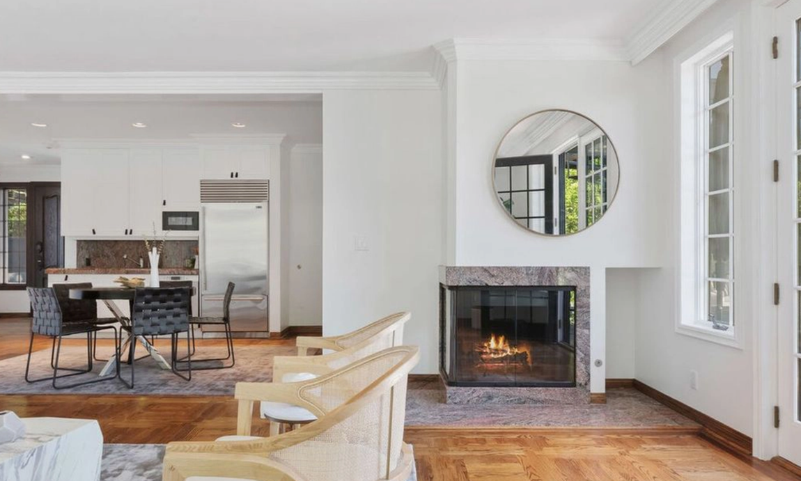 Así es la propiedad que vende Calvin Harris. Dispone también de varias salas de estar con chimenea, un estudio y otras estancias pensadas para el descanso decoradas, todas ellas, con gran exquisitez y muebles de diseño.