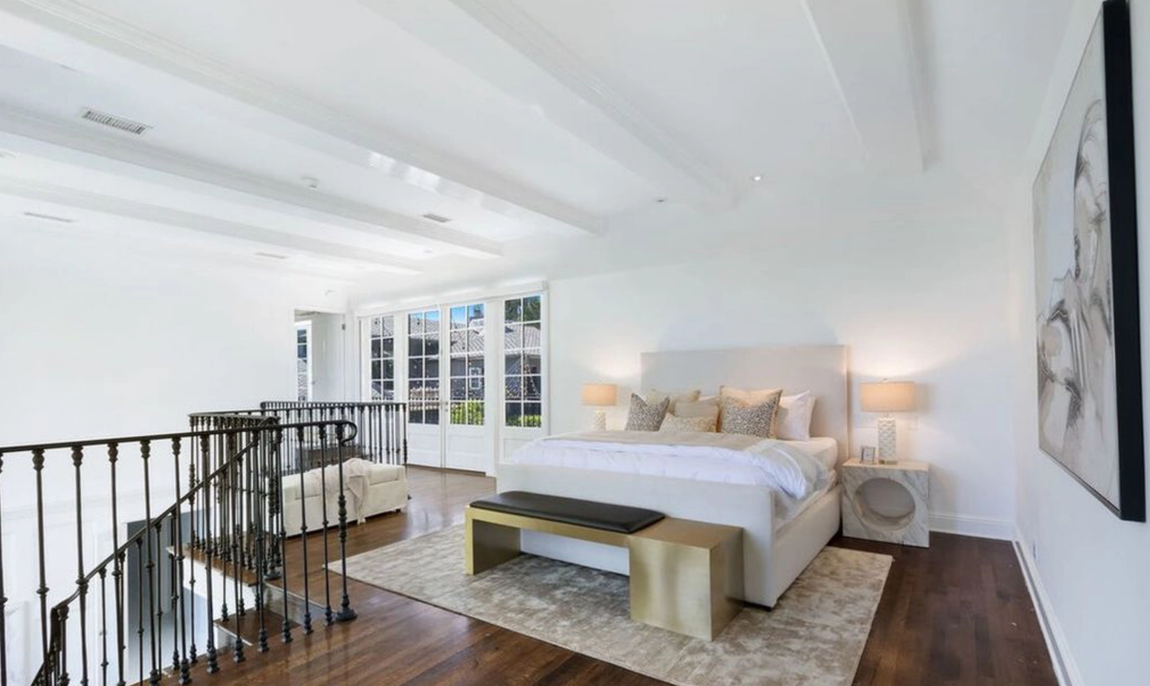 Así es la propiedad que vende Calvin Harris. La suite principal, de dos pisos, dispone de una sala de estar en la planta baja con acceso directo, también, a la piscina, vestidor y grandes ventanales.