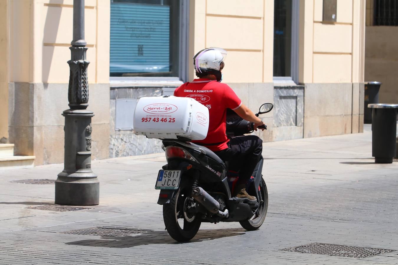 El duro trabajo de los «riders» bajo el sol veraniego de Córdoba, en imágenes