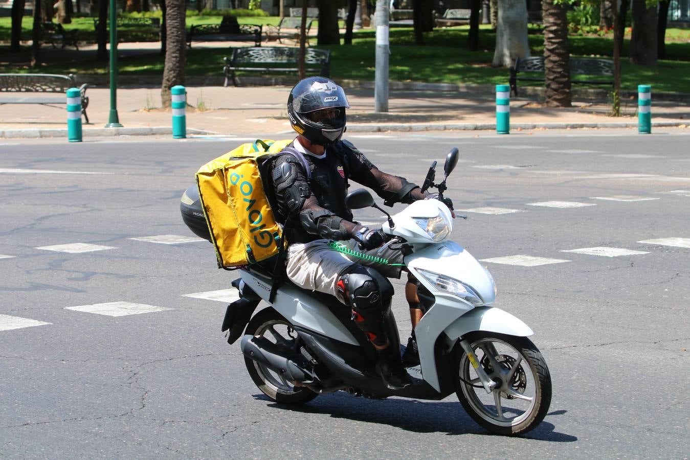 El duro trabajo de los «riders» bajo el sol veraniego de Córdoba, en imágenes