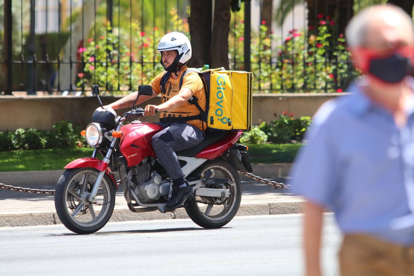 El duro trabajo de los «riders» bajo el sol veraniego de Córdoba, en imágenes