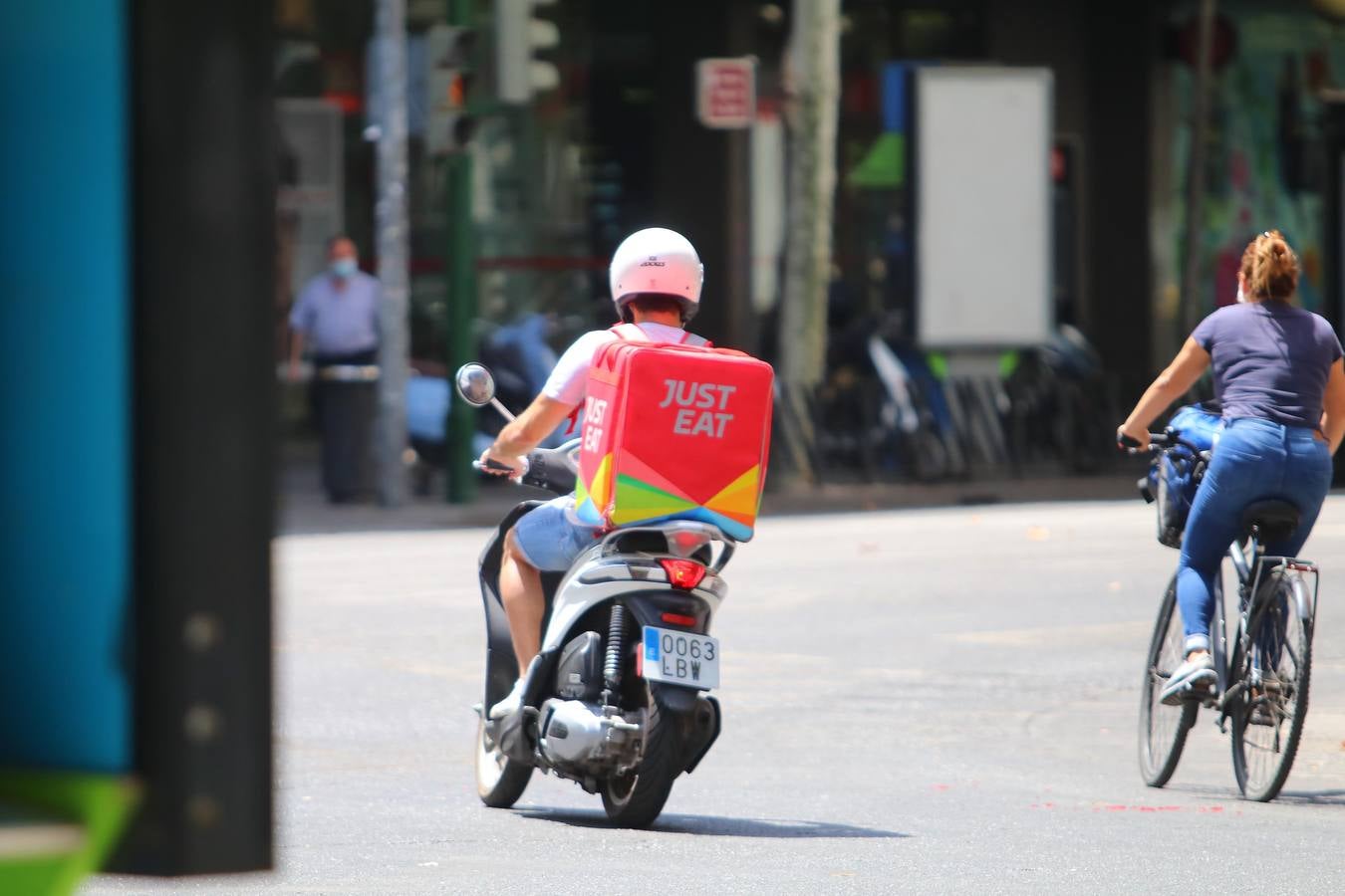 El duro trabajo de los «riders» bajo el sol veraniego de Córdoba, en imágenes