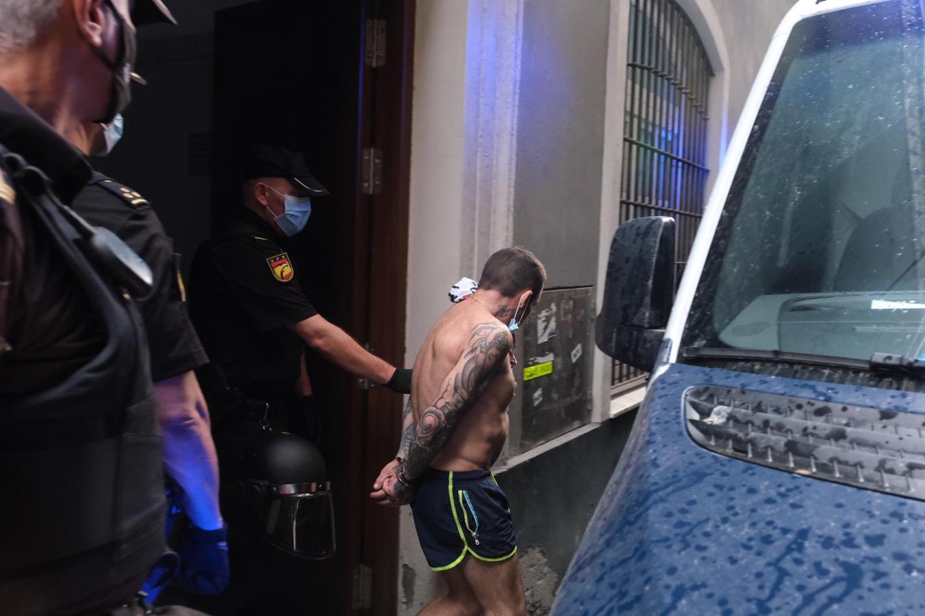 FOTOS: golpe policial contra la droga en la calle Feduchy de Cádiz