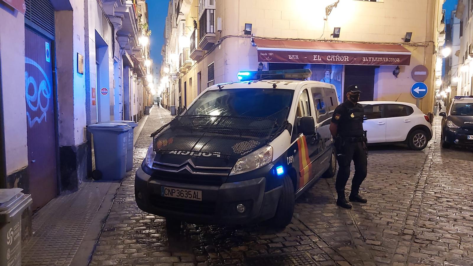 FOTOS: golpe policial contra la droga en la calle Feduchy de Cádiz