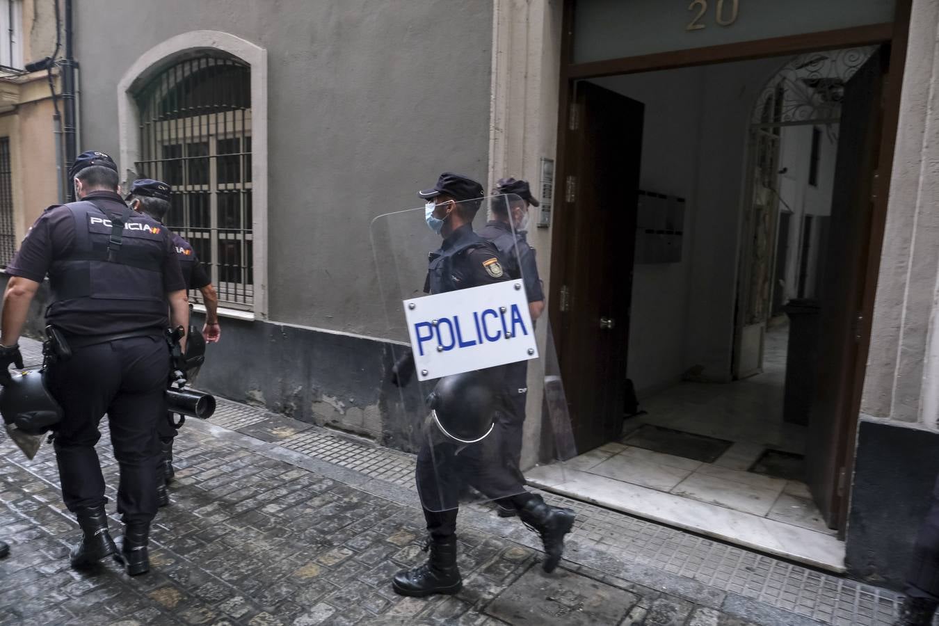 FOTOS: golpe policial contra la droga en la calle Feduchy de Cádiz