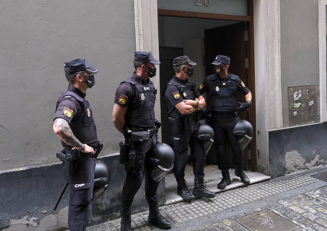 FOTOS: golpe policial contra la droga en la calle Feduchy de Cádiz