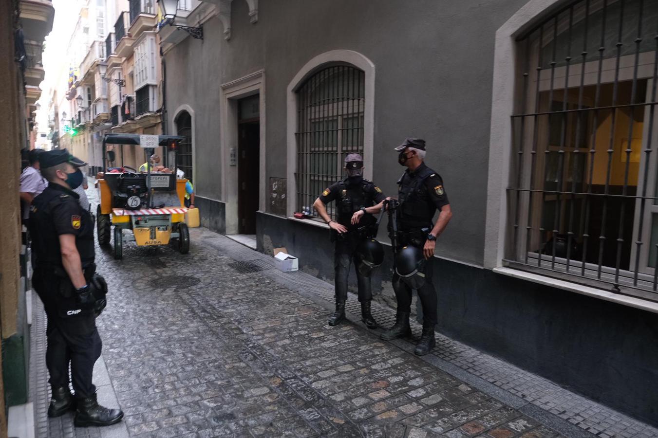 FOTOS: golpe policial contra la droga en la calle Feduchy de Cádiz