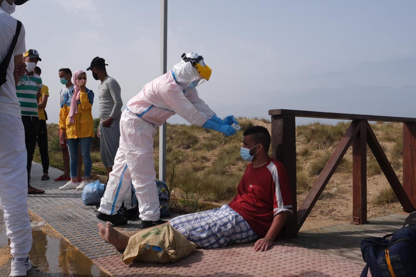 FOTOS: 50 personas llegan a la playa de Cortadura en una patera