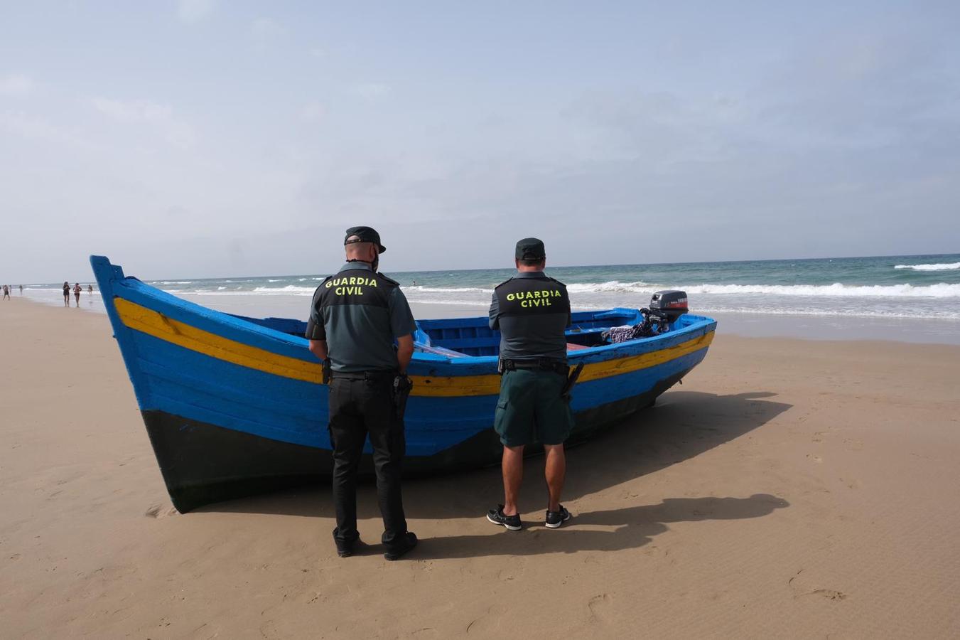 FOTOS: 50 personas llegan a la playa de Cortadura en una patera