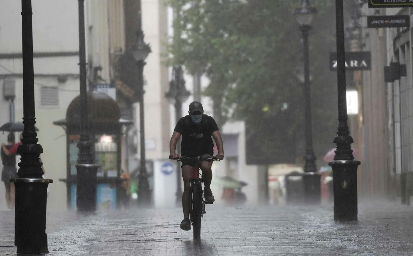 Un ciclista cordobés desafía el temporal. 