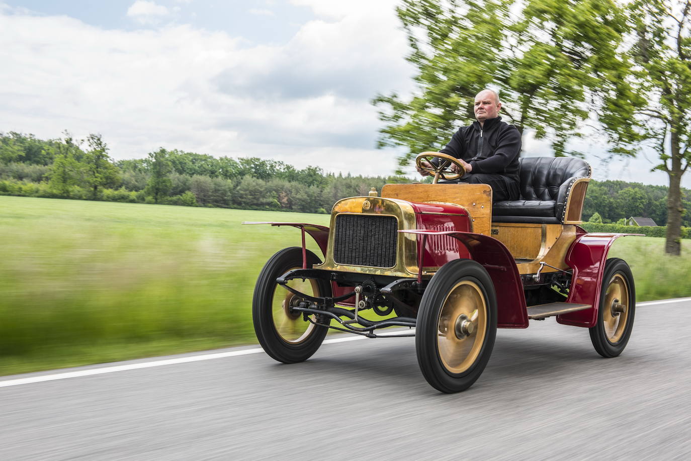 "Impulsada por su rápido crecimiento, en 1905, la firma L&amp;K presenta su primer automóvil: el VOITURETTE A. El vehículo impresiona por su precio razonable y su gran practicidad y robustez.    El motor de dos cilindros en V con un rendimiento de 7 caballos de potencia y una capacidad de 1005 cm3 acelera el automóvil, de solo 600 kg, a una velocidad máxima de 40 km/h."