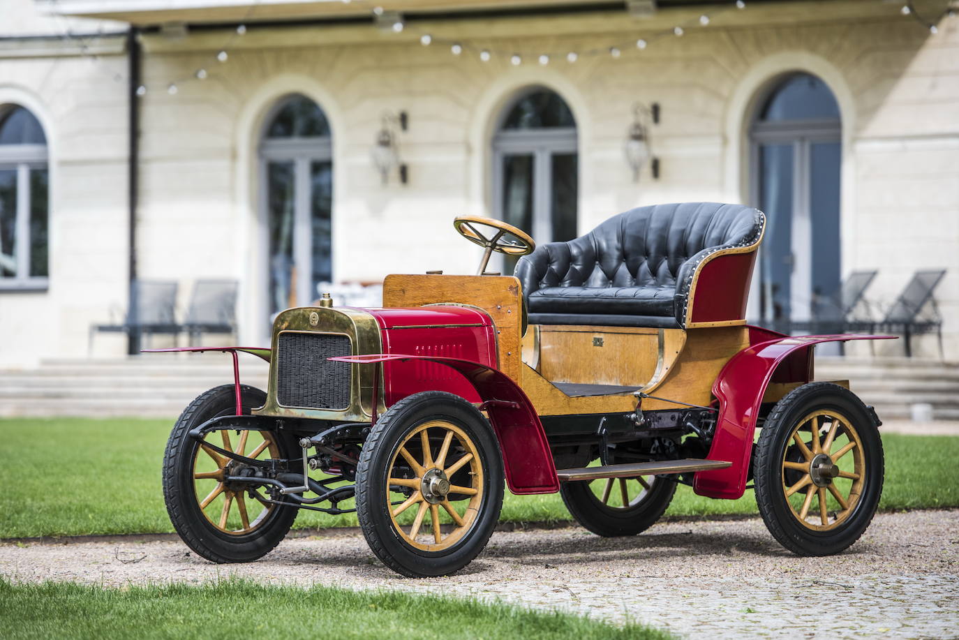 "Impulsada por su rápido crecimiento, en 1905, la firma L&amp;K presenta su primer automóvil: el VOITURETTE A. El vehículo impresiona por su precio razonable y su gran practicidad y robustez.    El motor de dos cilindros en V con un rendimiento de 7 caballos de potencia y una capacidad de 1005 cm3 acelera el automóvil, de solo 600 kg, a una velocidad máxima de 40 km/h."