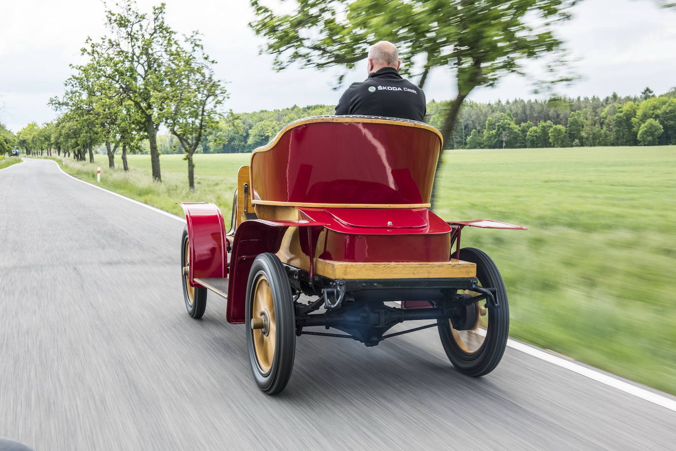 "Impulsada por su rápido crecimiento, en 1905, la firma L&amp;K presenta su primer automóvil: el VOITURETTE A. El vehículo impresiona por su precio razonable y su gran practicidad y robustez.    El motor de dos cilindros en V con un rendimiento de 7 caballos de potencia y una capacidad de 1005 cm3 acelera el automóvil, de solo 600 kg, a una velocidad máxima de 40 km/h."