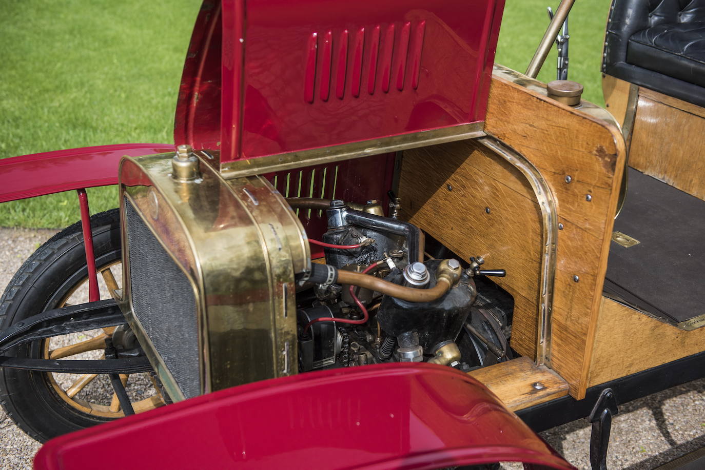 ​. "Impulsada por su rápido crecimiento, en 1905, la firma L&amp;K presenta su primer automóvil: el VOITURETTE A. El vehículo impresiona por su precio razonable y su gran practicidad y robustez.    El motor de dos cilindros en V con un rendimiento de 7 caballos de potencia y una capacidad de 1005 cm3 acelera el automóvil, de solo 600 kg, a una velocidad máxima de 40 km/h."