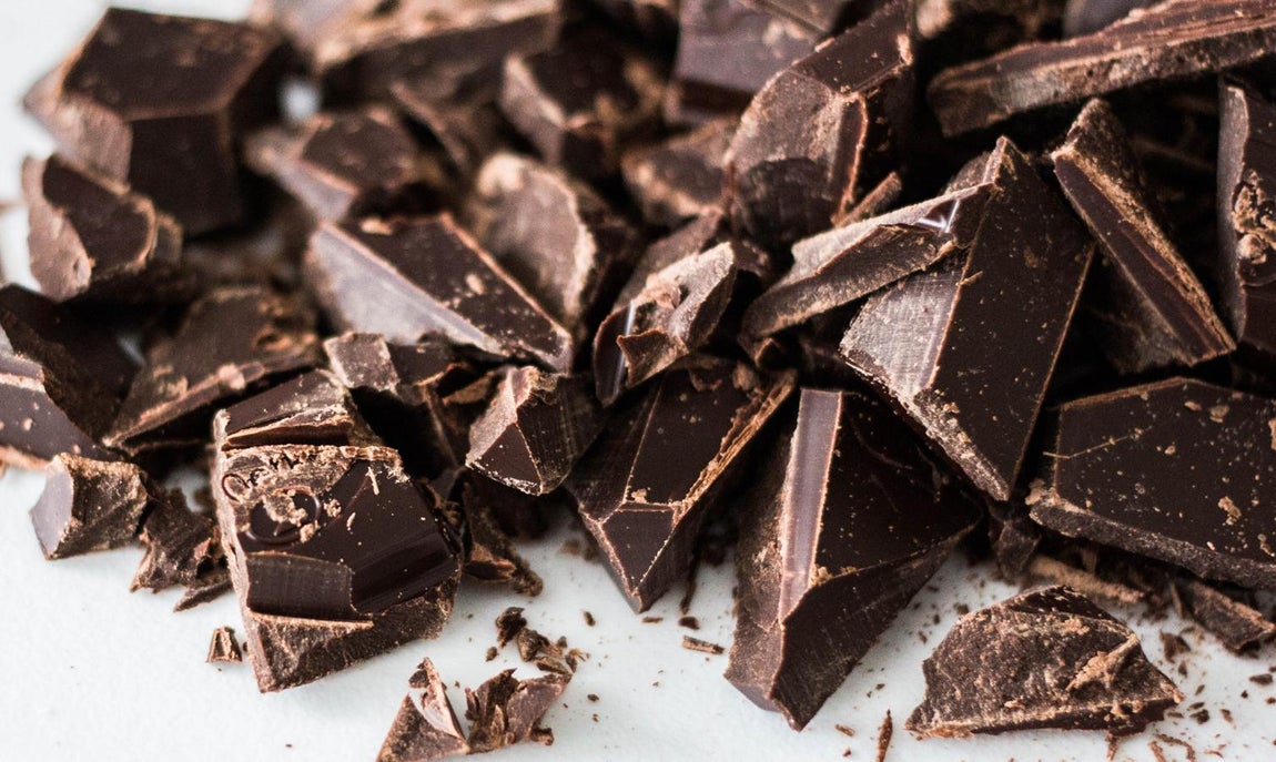 Chocolate. El chocolate es otro de los alimentos que se pueden congelar aunque muchas personas piensen que no. Eso sí, para congelarlo es importante dejarlo enfriar unas horas en la nevera pues se si mete directamente en el congelador el cambio brusco de temperatura puede influir en su textura y en el sabor.