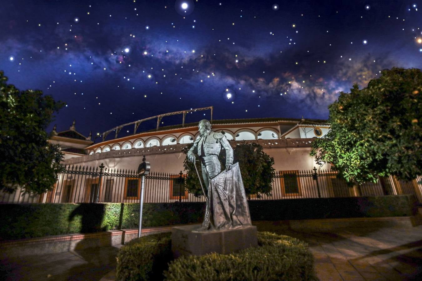 Plaza de toros de la Real Maestranza y monumento a Curro Romero. 