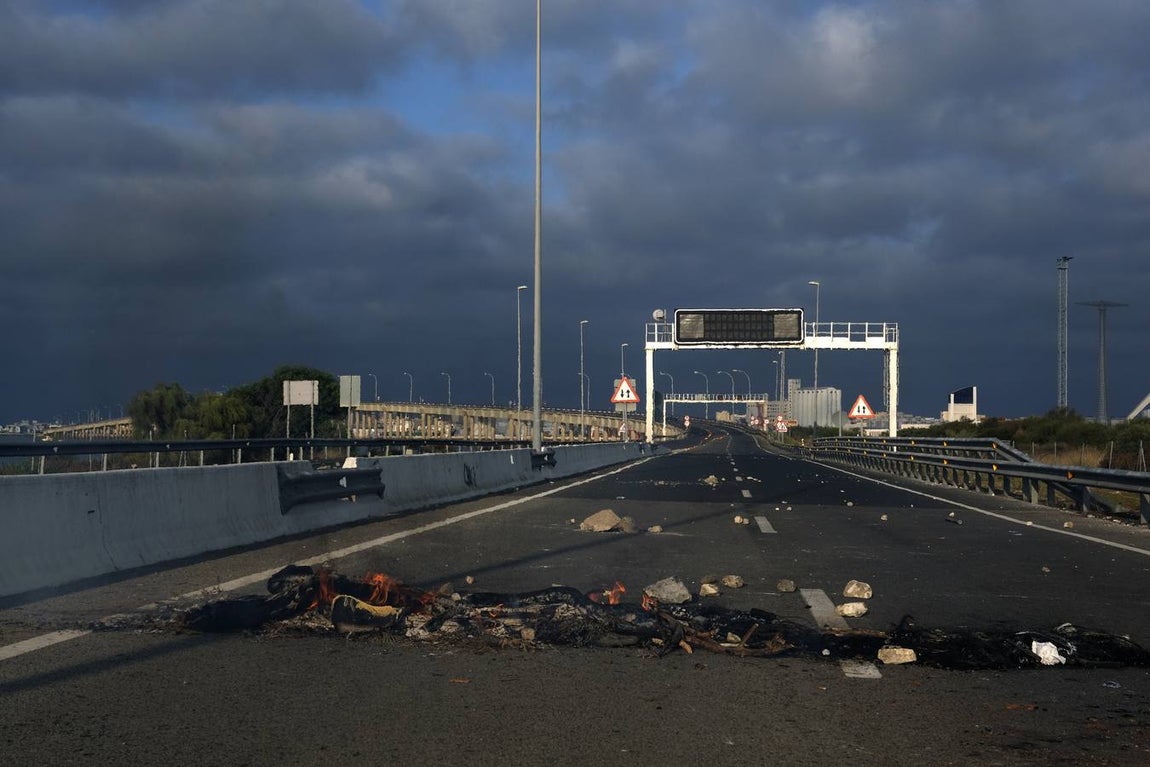 FOTOS: Trabajadores del metal cortan el Puente Carranza