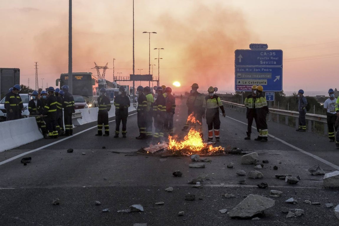 FOTOS: Trabajadores del metal cortan el Puente Carranza