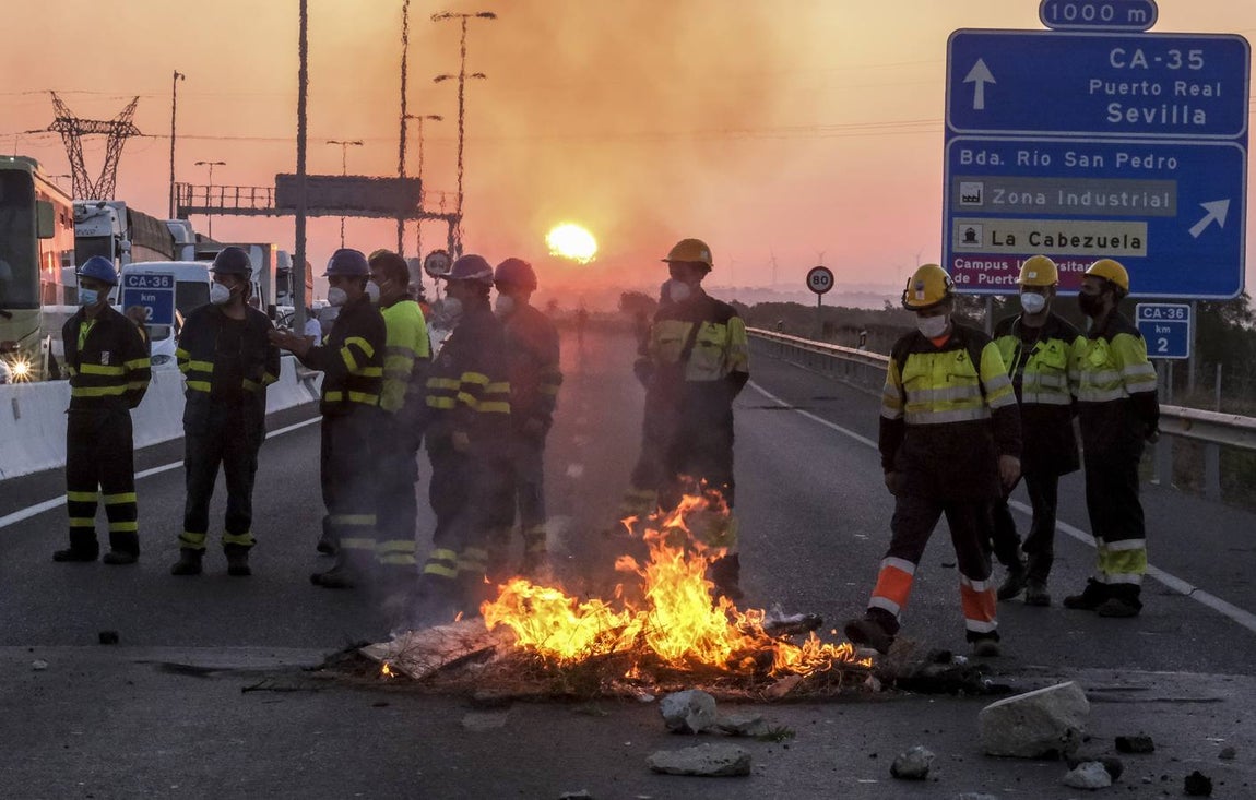 FOTOS: Trabajadores del metal cortan el Puente Carranza