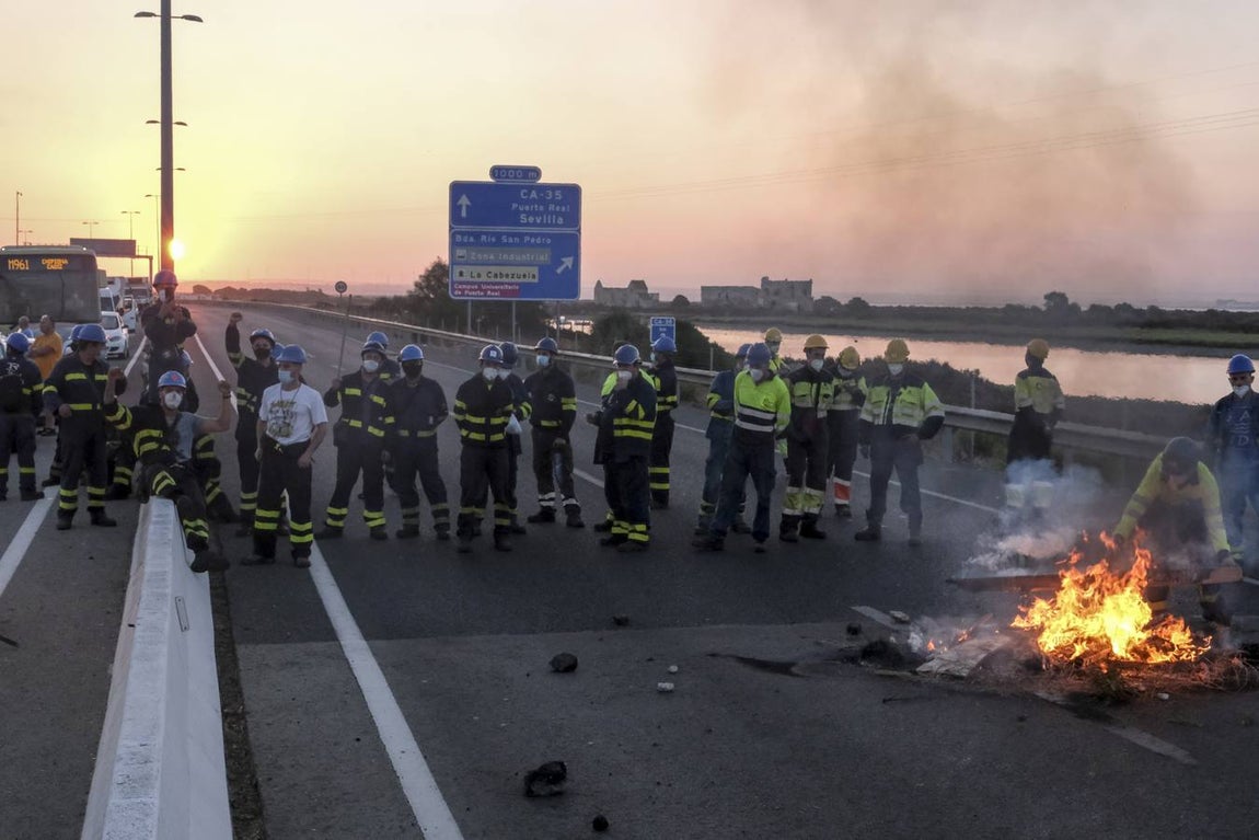 FOTOS: Trabajadores del metal cortan el Puente Carranza