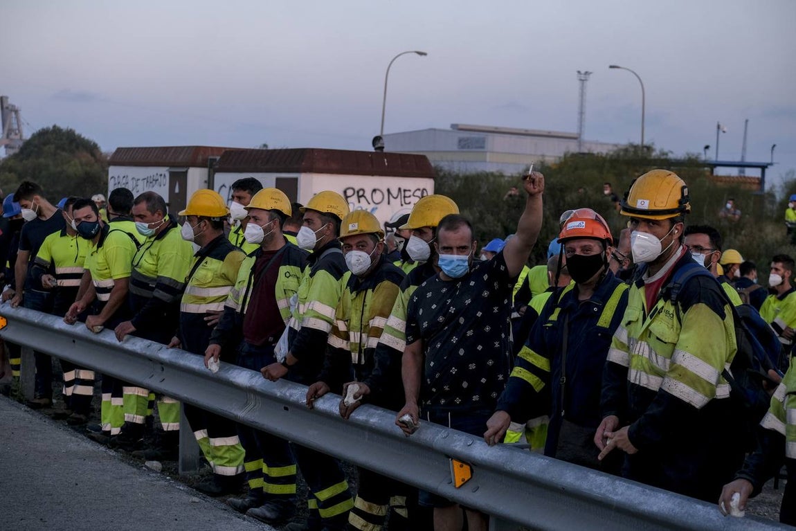 FOTOS: Trabajadores del metal cortan el Puente Carranza